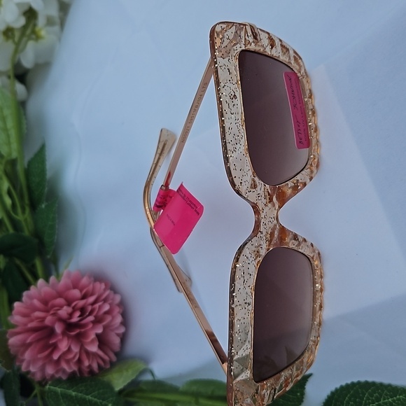 NWT ROSE GOLD BETSEY JOHNSON SUNGLASSES - Picture 3 of 4